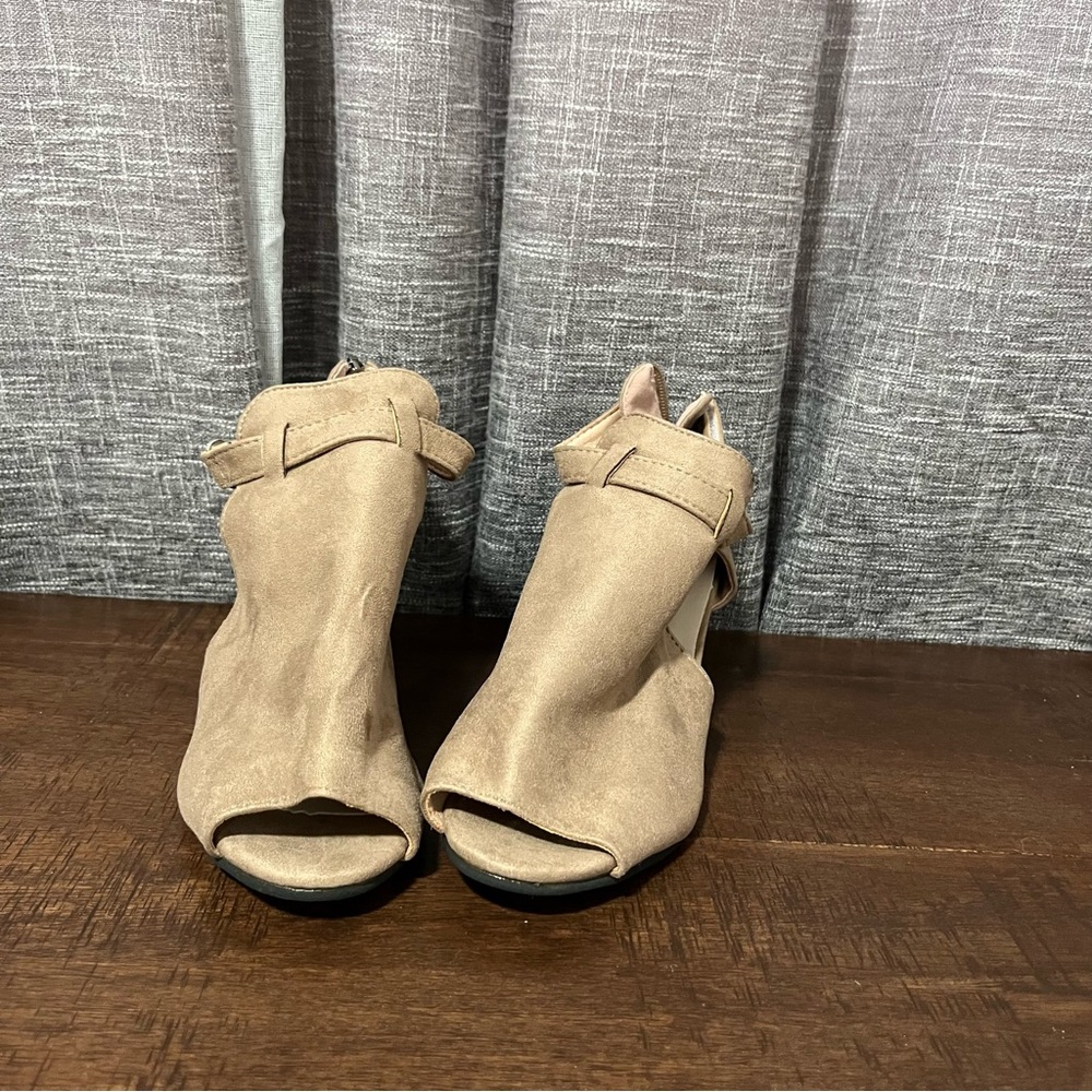 JUTI Beige Sandals